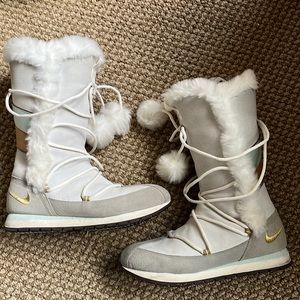 00s Nike furry women’s snow boots